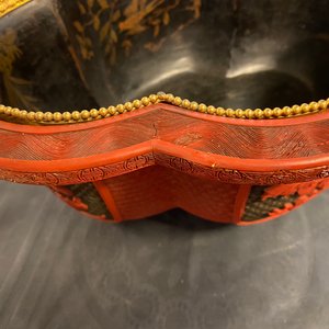 Een vierlobbige Chinese jardinière in rood en zwart lakwerk, Qianlong — foto 13