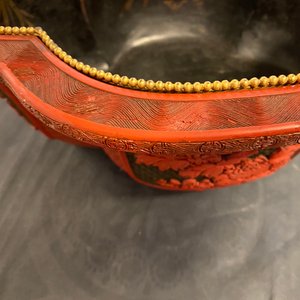 Een vierlobbige Chinese jardinière in rood en zwart lakwerk, Qianlong — foto 14