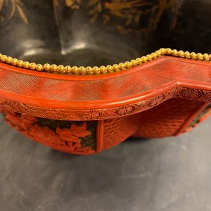 Een vierlobbige Chinese jardinière in rood en zwart lakwerk, Qianlong — foto 16