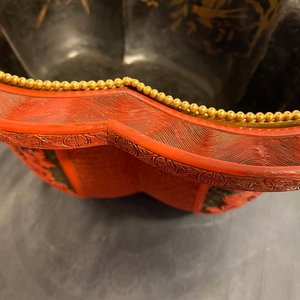 Een vierlobbige Chinese jardinière in rood en zwart lakwerk, Qianlong — foto 17