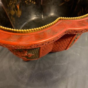 Een vierlobbige Chinese jardinière in rood en zwart lakwerk, Qianlong — foto 20