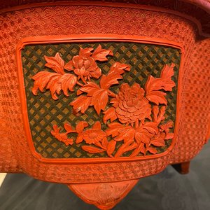 Een vierlobbige Chinese jardinière in rood en zwart lakwerk, Qianlong — foto 32