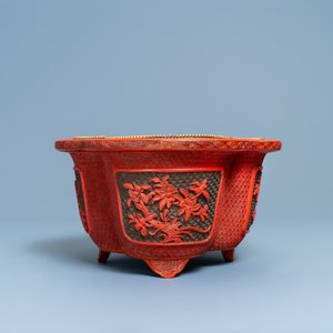 Een vierlobbige Chinese jardinière in rood en zwart lakwerk, Qianlong — foto 4