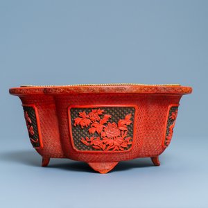 Een vierlobbige Chinese jardinière in rood en zwart lakwerk, Qianlong — foto 5