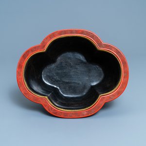 Een vierlobbige Chinese jardinière in rood en zwart lakwerk, Qianlong — foto 7