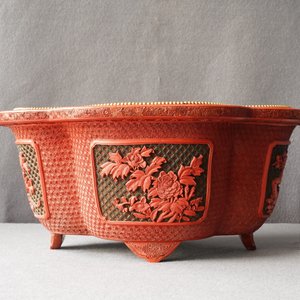 Een vierlobbige Chinese jardinière in rood en zwart lakwerk, Qianlong — foto 10