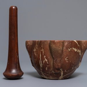 Een vierlobbige rood marmeren vijzel met houten stamper, Frankrijk, 17/18e eeuw — foto 5