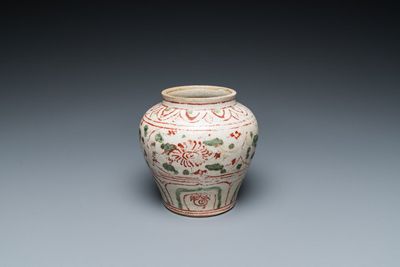 Een Vietnamees of Annamees rood en groen geglazuurd vaasje met floraal decor, 14/15e eeuw
