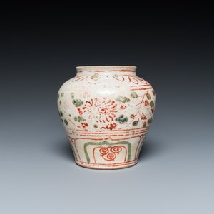 Een Vietnamees of Annamees rood en groen geglazuurd vaasje met floraal decor, 14/15e eeuw — foto 2