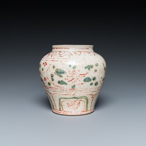 Een Vietnamees of Annamees rood en groen geglazuurd vaasje met floraal decor, 14/15e eeuw — foto 3