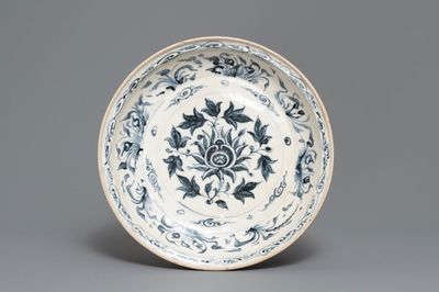 Een Vietnamese blauw-witte schotel met lotusdecor, 15e eeuw