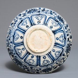 Een Vietnamese blauwwitte kom met floraal decor, mogelijk Lê Dynastie, 14/15e eeuw — foto 6