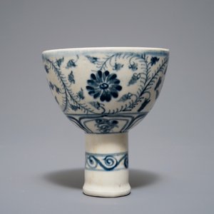 Een Vietnamese blauwwitte stem cup met 'Hansje in de kelder', wellicht Le Dynastie, My Xa ovens, 15/16e eeuw — foto 3