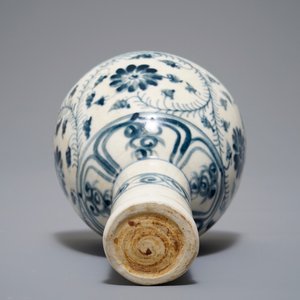Een Vietnamese blauwwitte stem cup met 'Hansje in de kelder', wellicht Le Dynastie, My Xa ovens, 15/16e eeuw — foto 7