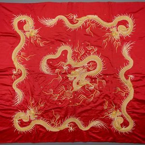 Een Vietnamese geborduurde zijden doek met draken op een robijnrode fondkleur, 19e eeuw — foto 1