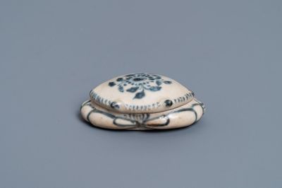 Een Vietnamese of Annamese blauw-witte dekseldoos in de vorm van een krab, 15/16e eeuw