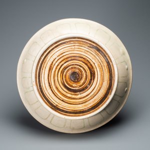 Een Vietnamese of Annamese blauw-witte, groene en vergulde schotel met een boeddhistische leeuw, 14/15e eeuw — foto 2
