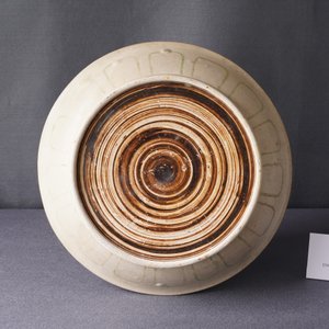 Een Vietnamese of Annamese blauw-witte, groene en vergulde schotel met een boeddhistische leeuw, 14/15e eeuw — foto 4