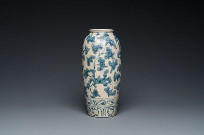 Een Vietnamese of Annamese blauw-witte vaas, 14/15e eeuw