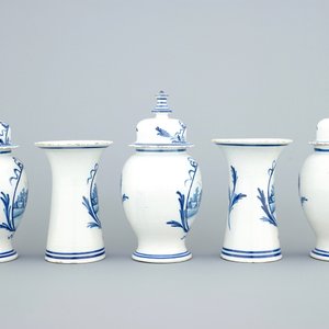 Een vijfdelig blauw-wit Delfts kaststel met landschapsdecor, 18e eeuw — foto 2