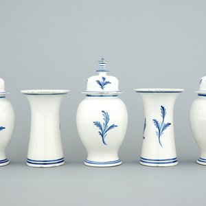 Een vijfdelig blauw-wit Delfts kaststel met landschapsdecor, 18e eeuw — foto 3