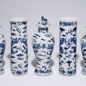 Een vijfdelig Chinees blauw-wit kaststel met draken, 19e eeuw — foto 1