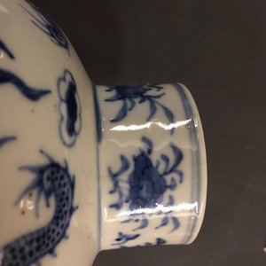 Een vijfdelig Chinees blauw-wit kaststel met draken, 19e eeuw — foto 17