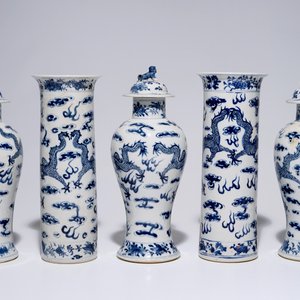 Een vijfdelig Chinees blauw-wit kaststel met draken, 19e eeuw — foto 4