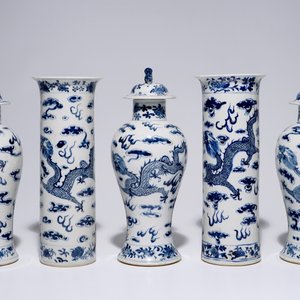 Een vijfdelig Chinees blauw-wit kaststel met draken, 19e eeuw — foto 5
