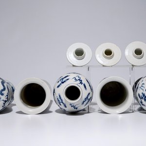 Een vijfdelig Chinees blauw-wit kaststel met draken, 19e eeuw — foto 6