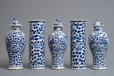 Een vijfdelig Chinees blauwwit kaststel met draken, Kangxi merken, 19e eeuw