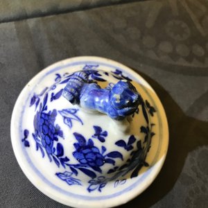 Een vijfdelig Chinees blauwwit kaststel met draken, Kangxi merken, 19e eeuw — foto 14