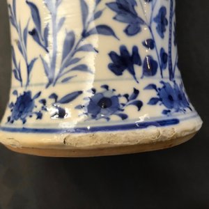 Een vijfdelig Chinees blauwwit kaststel met draken, Kangxi merken, 19e eeuw — foto 24
