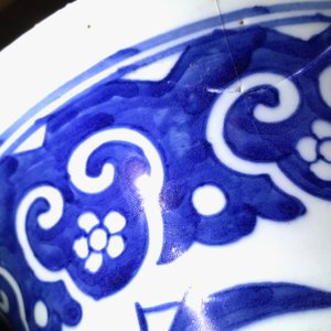Een vijfdelig Chinees blauwwit kaststel met havenzichten, 19e eeuw — foto 15