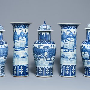 Een vijfdelig Chinees blauwwit kaststel met havenzichten, 19e eeuw — foto 2