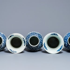Een vijfdelig Chinees blauwwit kaststel met havenzichten, 19e eeuw — foto 6