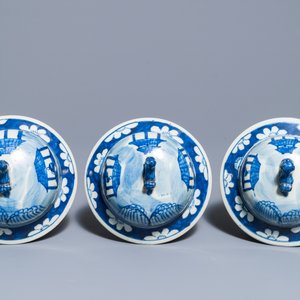 Een vijfdelig Chinees blauwwit kaststel met havenzichten, 19e eeuw — foto 7