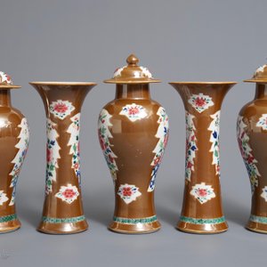 Een vijfdelig Chinees capucijner famille rose kaststel met bloemen, Qianlong — foto 2