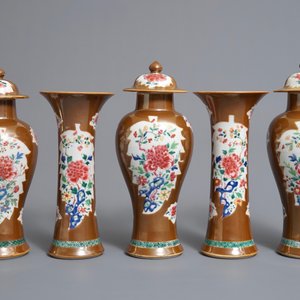 Een vijfdelig Chinees capucijner famille rose kaststel met bloemen, Qianlong — foto 3