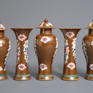Een vijfdelig Chinees capucijner famille rose kaststel met bloemen, Qianlong — foto 4