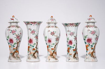 Een vijfdelig Chinees famille rose kaststel met floraal decor, Qianlong