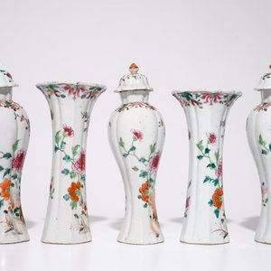 Een vijfdelig Chinees famille rose kaststel met floraal decor, Qianlong — foto 2