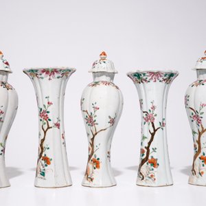 Een vijfdelig Chinees famille rose kaststel met floraal decor, Qianlong — foto 4