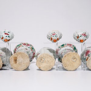 Een vijfdelig Chinees famille rose kaststel met floraal decor, Qianlong — foto 6