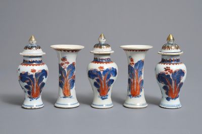 Een vijfdelig Chinees Imari-stijl miniatuur kaststel met floraal decor, Kangxi