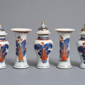 Een vijfdelig Chinees Imari-stijl miniatuur kaststel met floraal decor, Kangxi — foto 1