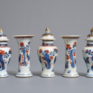 Een vijfdelig Chinees Imari-stijl miniatuur kaststel met floraal decor, Kangxi — foto 4