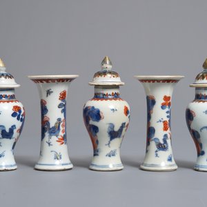 Een vijfdelig Chinees Imari-stijl miniatuur kaststel met floraal decor, Kangxi — foto 5