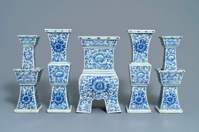 Een vijfdelige Chinese blauwwitte altaar garnituur, 19e eeuw