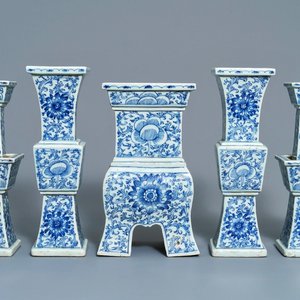 Een vijfdelige Chinese blauwwitte altaar garnituur, 19e eeuw — foto 1